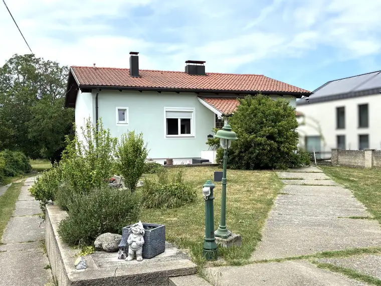 Dein Wohnglück im Grünen! Familienwohnhaus mit Vollkeller, großem Garten und ca 5 km zum See!