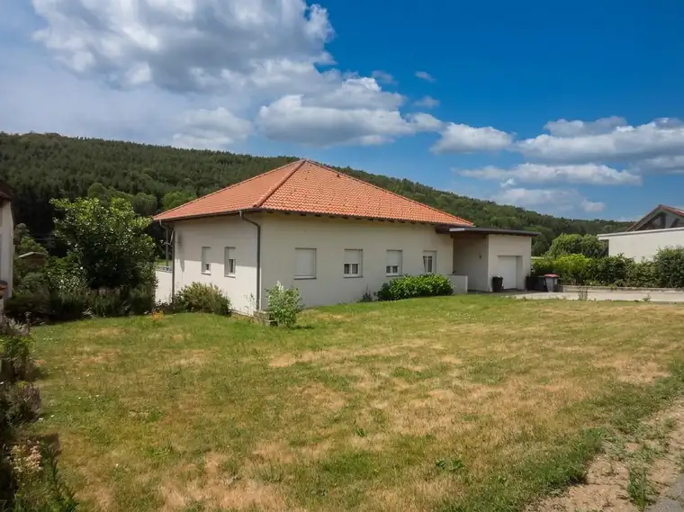 SMARTES, LEISTBARES EINFAMILIENHAUS MIT POOL UND GROSSEM GARTEN!
