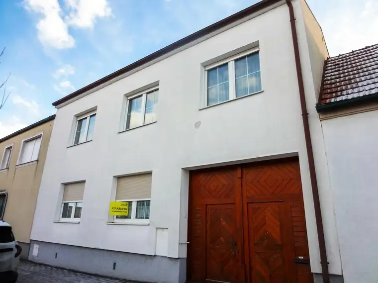 PREISREDUZIERT! Geräumiges Einfamilienhaus am Stadtrand mit Nebengebäude !