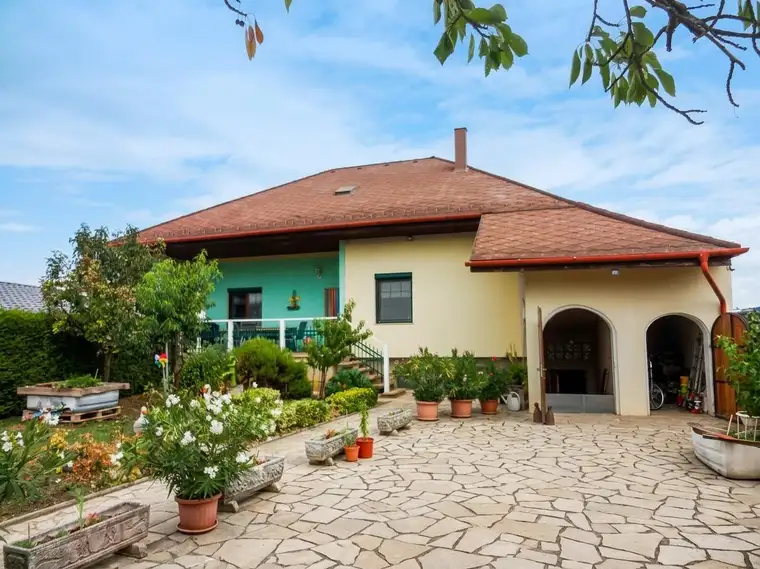 Viel Nutzfläche - Einfamilienhaus mit ehemaligem Heurigen im Keller !