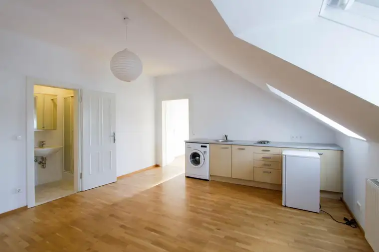 Kompakt Wohnen im großen Stil! Dachgeschosswohnung im obersten Liftstock einer Stadtvilla!