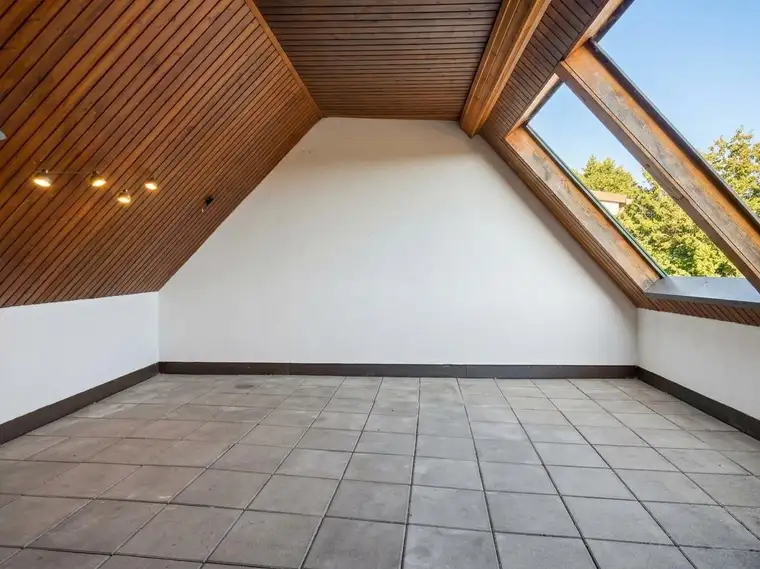 Der nächste Sommer kommt bestimmt! Coole DG Wohnung mit großer Loggia und Seenähe!