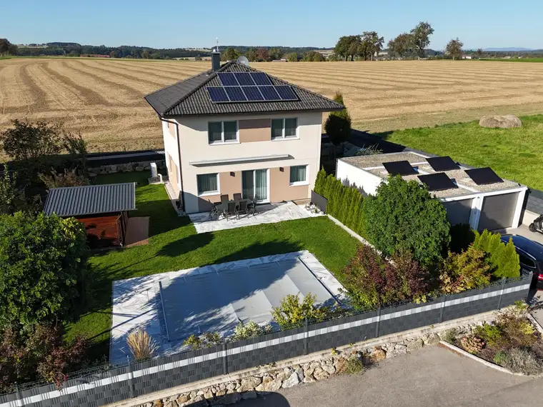Wohnkomfort trifft Natur – Modernes Holzriegelhaus mit Pool und Garten auf Baurechtsgrund in Krenstetten