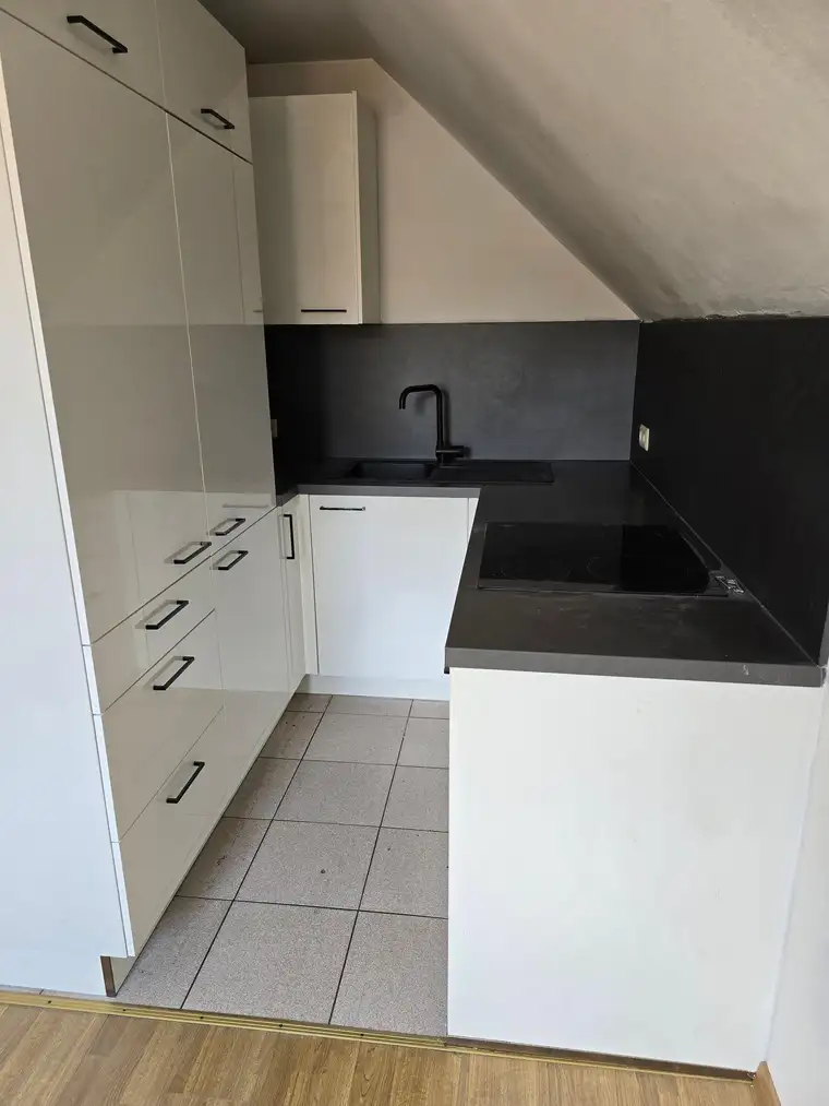 MODERNE DACHGESCHOSSWOHNUNG IN ZENTRUMSNÄHE!