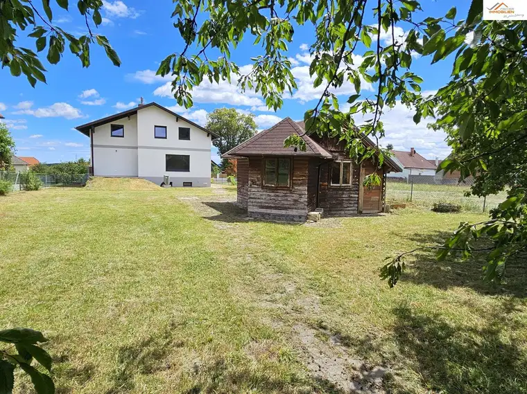 Zweifamilienhaus mit weitläufigem Garten