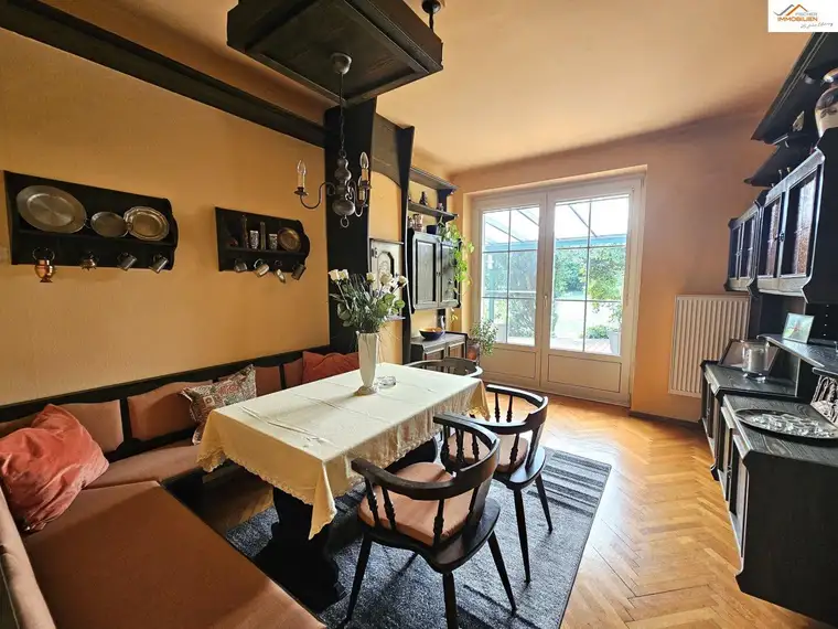 Wohnhaus mit über 4.200m² großem Grundstück, Halle und Garagen