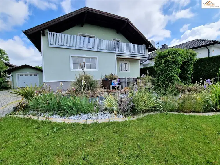 Platz für die ganze Familie in ruhiger Siedlungslage !