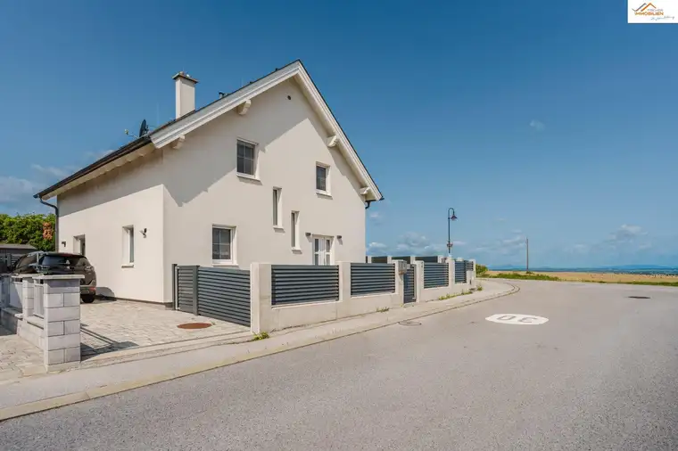 Modernes Wohnhaus in ruhiger Siedlungslage mit Fernblick
