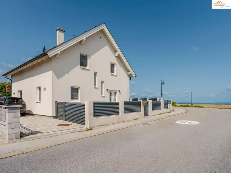 Modernes Wohnhaus in ruhiger Siedlungslage mit Fernblick