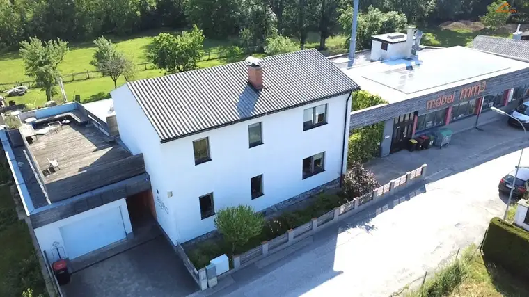 Großzügiges Wohnhaus, Nebentrakt und Betriebshalle mit Lackieranlage
