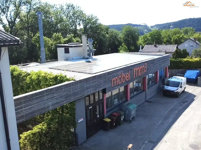 Betriebshalle mit Lackieranlage