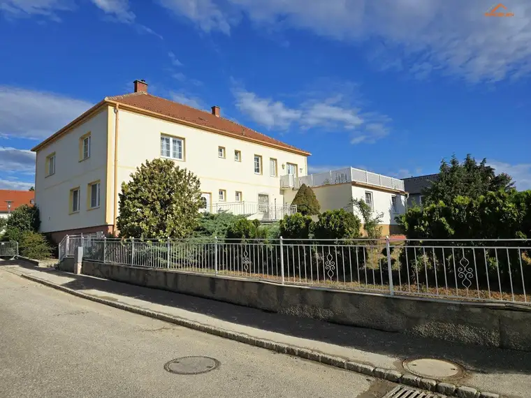 Großzügig, zentral, vielseitig – Liegenschaft mit Wohnung, Geschäft und großem Grundstück in Würflach