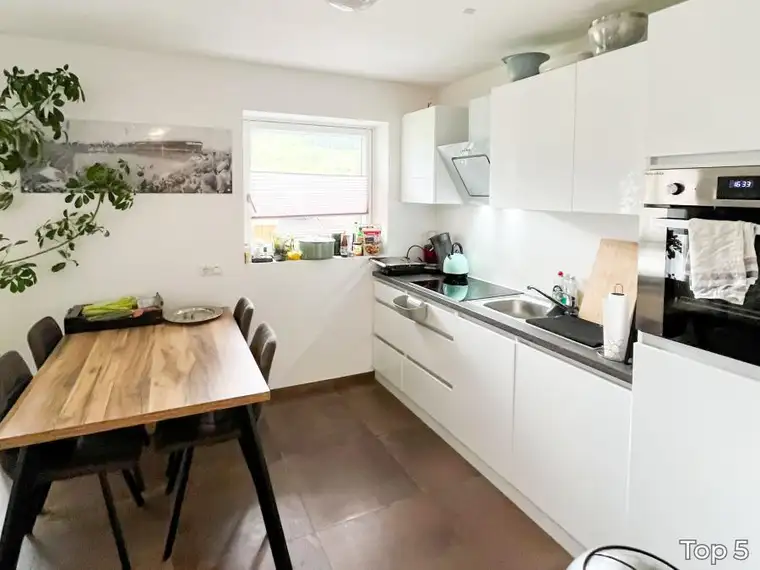 Modern wohnen oder clever investieren: Kernsanierte Dachgeschosswohnung