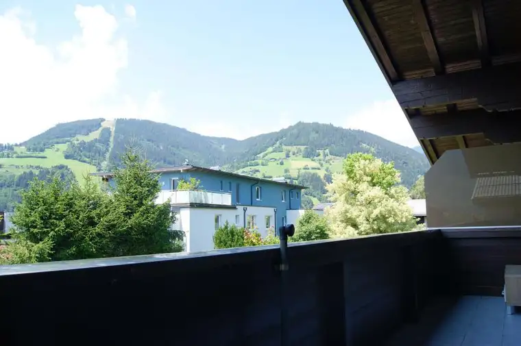 Viel Platz, viel Privatsphäre! Große 3-Zimmer Wohnung im 2-Parteien-Haus in top Wohnlage