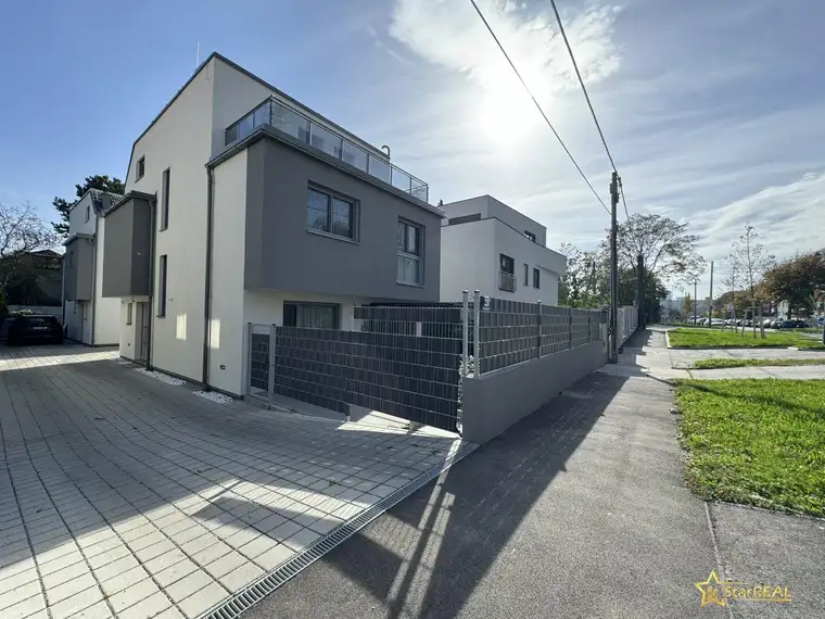 NEUBAU! OPULENTES EINZELHAUS MIT KELLER! 332 m² GRUND. 7 ZIMMER, 3 BÄDER, 3 WC's, SÜDGARTEN. U1 IN 700 METERN. PROVISIONSFREI für den Käufer.