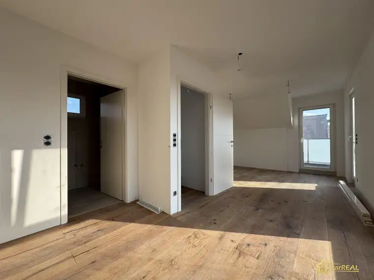 LETZTES FREIES HAUS! PROVISIONSFREI. U1 UND U2-ANBINDUNG. SÜD-WEST-DOPPELHAUS MIT 5 ZIMMERN, 2 BÄDERN, 3 WC´s.