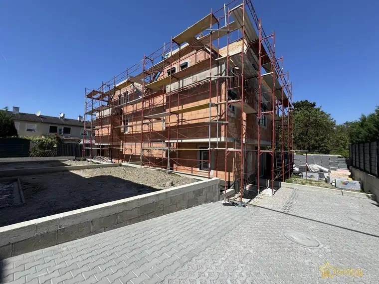 EINZELHAUS (SCHLÜSSELFERTIG) INKLUSIVE STELLPLATZ. 5 ZIMMER/ 3 BÄDER/ 3 TOILETTEN. 85m² GARTEN.