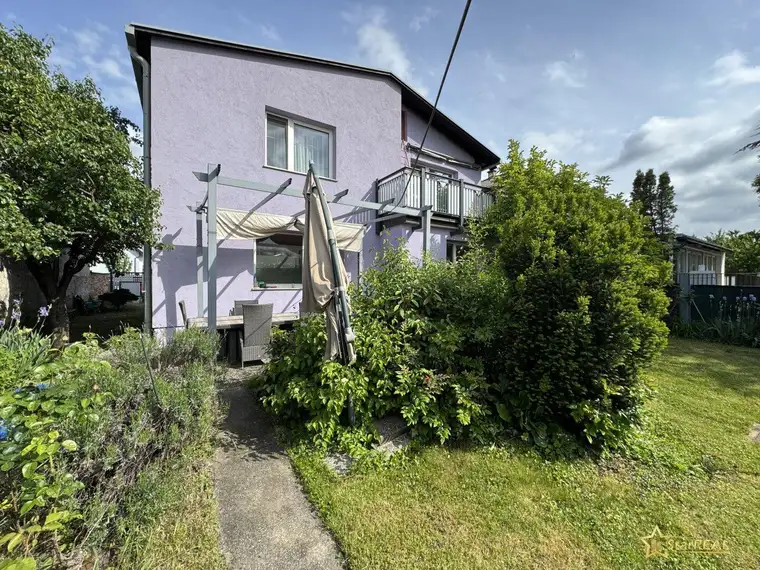 ROHDIAMANT IM ALLEINEIGENTUM. TEILSANIERTES EINFAMILIENHAUS MIT POTENTIAL.