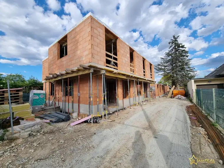 NOCH 2 HÄUSER VERFÜGBAR! ERSTKLASSIGES ZIEGELHAUS MIT KELLER! 5 ZIMMER, DACHTERRASSE, 105 m² GARTEN. BEIM LANDSCHAFTSSCHUTZGEBIET DONAUSTADT. PROVISIONSFREI für den Käufer.