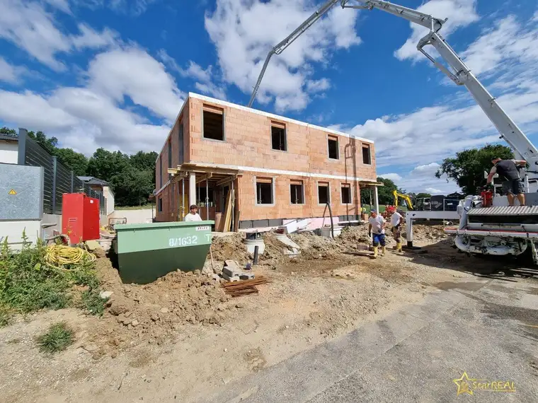 BAUBEGINN ERFOLGT! IDEAL FÜR FAMILIEN! 5-ZIMMER-ZIEGELHAUS MIT UNVERBAUBAREN AUSBLICK. MIT KELLER, BALKON, TERRASSE, CARPORT UND GROSSEM GARTEN.