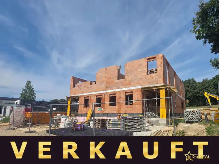 VERKAUFT! 2 HÄUSER VERFÜGBAR! EXKLUSIVES DOPPELHAUSPROJEKT. 5 ZIMMER. ZIEGELHAUS MIT KELLER, BALKON, TERRASSE, CARPORT.