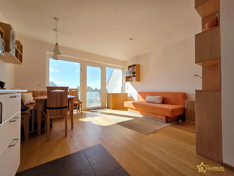 SENSATIONSPREIS! LICHTDURCHFLUTETE DACHGESCHOSSWOHNUNG MIT TERRASSE, TIEFGARAGENPLATZ &amp; PERFEKTEM GRUNDRISS – NUR 400 METER BIS WIEN!