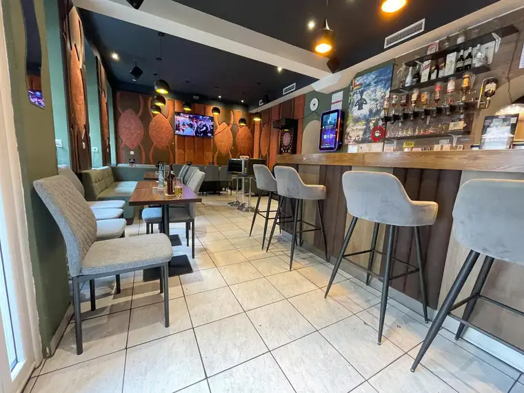Kernsaniertes Kaffeehaus mit Gastgarten direkt auf der Wattgasse – 87m² Gesamtfläche