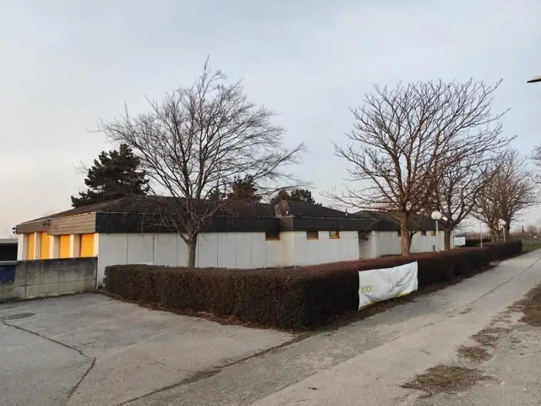 Großzügiges Büro in Parndorf mit Garten, 4 Garagen &amp; 9 Stellplätzen zu mieten!