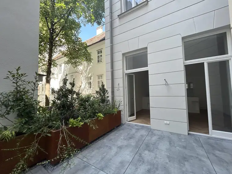 Repräsentativer, wunderschöner Altbau mit Terrasse + Garten - Erstbezug!