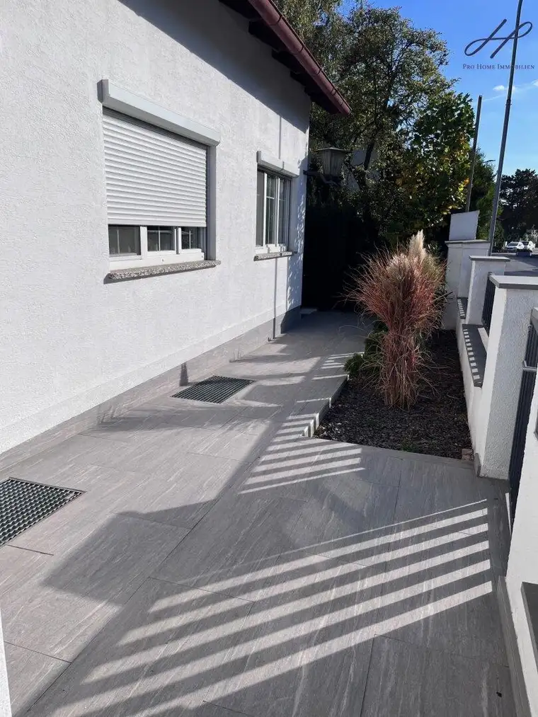 Dreifamilienhaus mit eigenem Seezugang in Leopoldsdorf bei Wien.