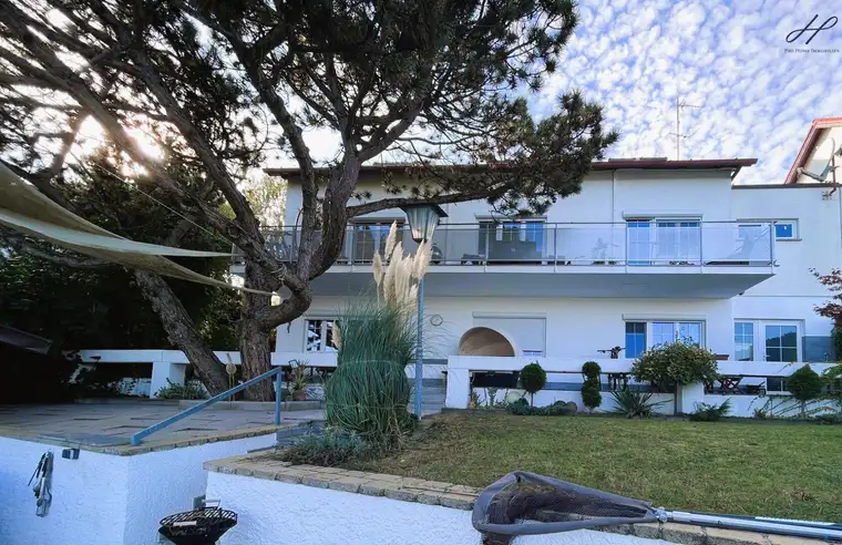 Dreifamilienhaus mit eigenem Seezugang in Leopoldsdorf bei Wien.