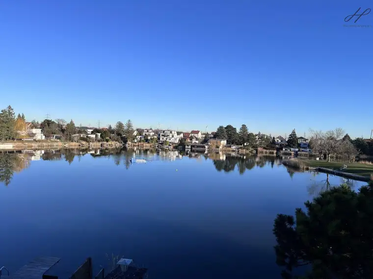 Dreifamilienhaus mit eigenem Seezugang in Leopoldsdorf bei Wien.