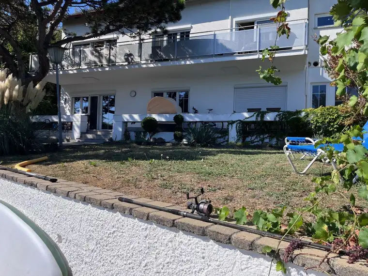 Dreifamilienhaus mit eigenem Seezugang in Leopoldsdorf bei Wien.