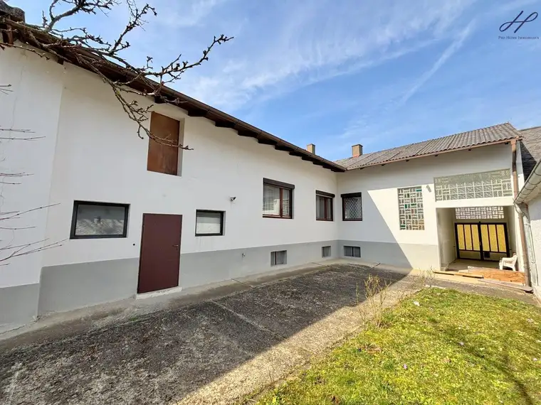 Klassisches Einfamilienhaus mit Nebengebäuden und Garten