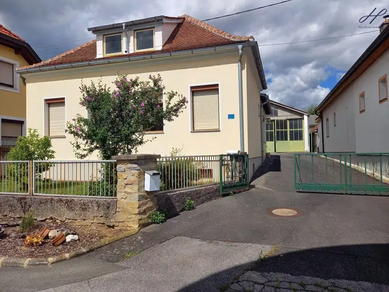 Gepflegtes Wohnhaus mit Obstgarten