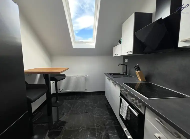 Modernisierte Dachgeschosswohnung mit Balkon &amp; Blick auf die Burgruine Kirchschlag