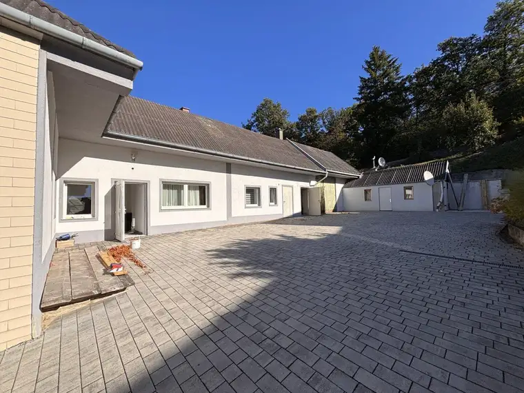 Einfamilienhaus mit sonnigem Innenhof und Nebengebäuden in zentraler Lage von Weppersdorf – viel Gestaltungspotenzial!