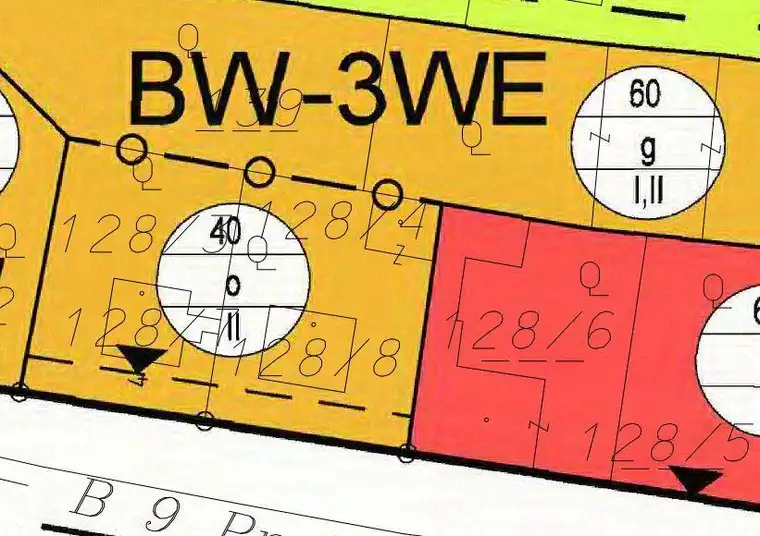 zentral gelegenes Baugrundstück mit Altbestand