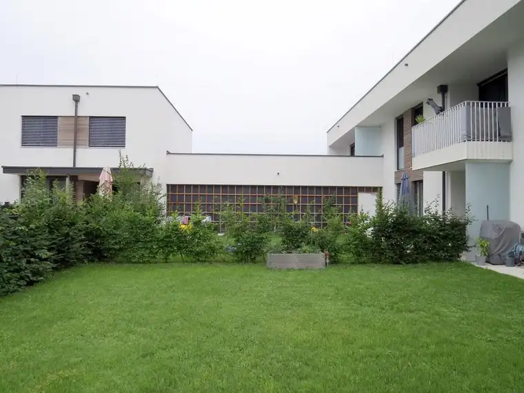4655 Gemeinde Gmunden/Vorchdorf: Neuwertige, charmante 4 Zimmer-Terrassenwohnung mit Carport