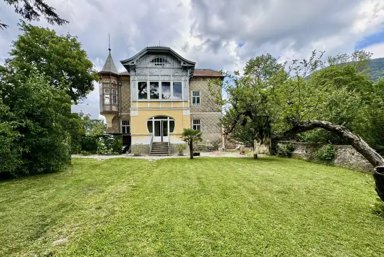 MÄRCHENHAFTE LANDHAUSVILLA MIT GROSSEM GRUND