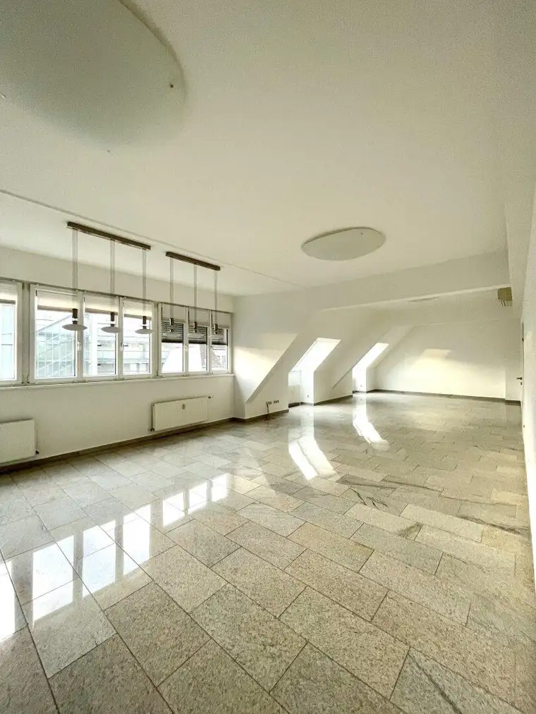 WOHNEN UND ARBEITEN! LICHTDURCHFLUTETES 7 ZIMMER BÜRO MIT DACHTERRASSE ZU VERMIETEN