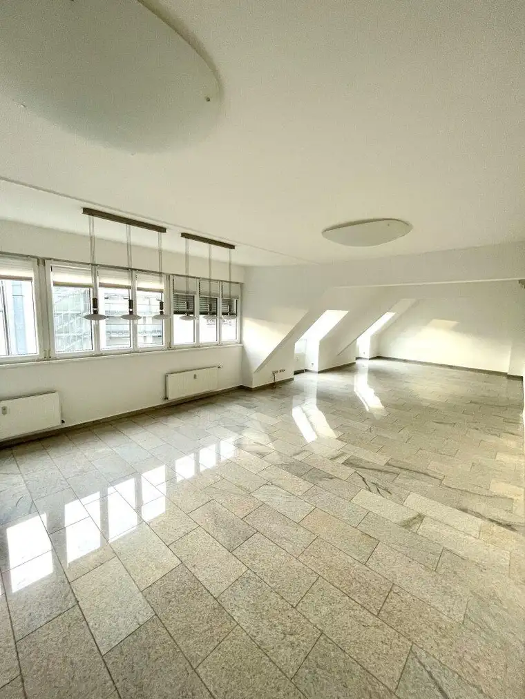 WOHNEN UND ARBEITEN! LICHTDURCHFLUTETE 7 ZIMMER WOHNUNG MIT DACHTERRASSE ZU VERMIETEN