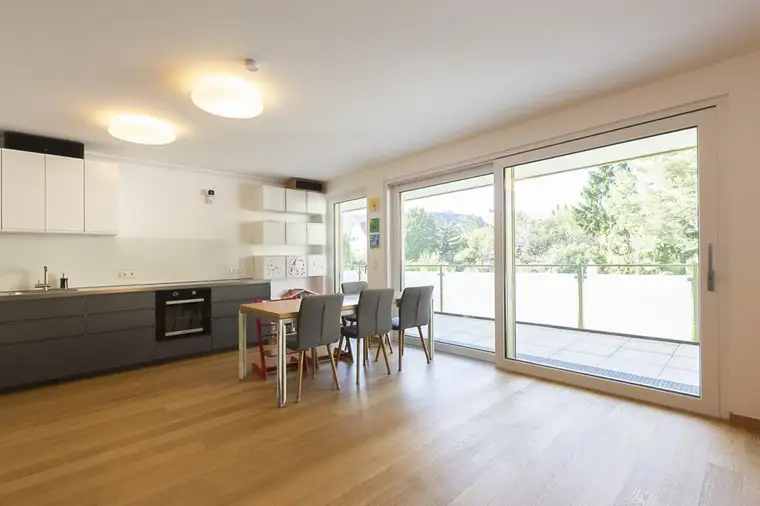 Sehr helle 5 Zimmer Familienwohnung mit westseitigem Balkon, Eigengarten und PKW-Stellplatz