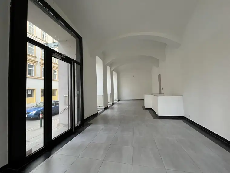 Vielseitiges Geschäftslokal / Büro / Praxis in 1070 Wien mit großen Auslagenfronten in zentraler Lage!