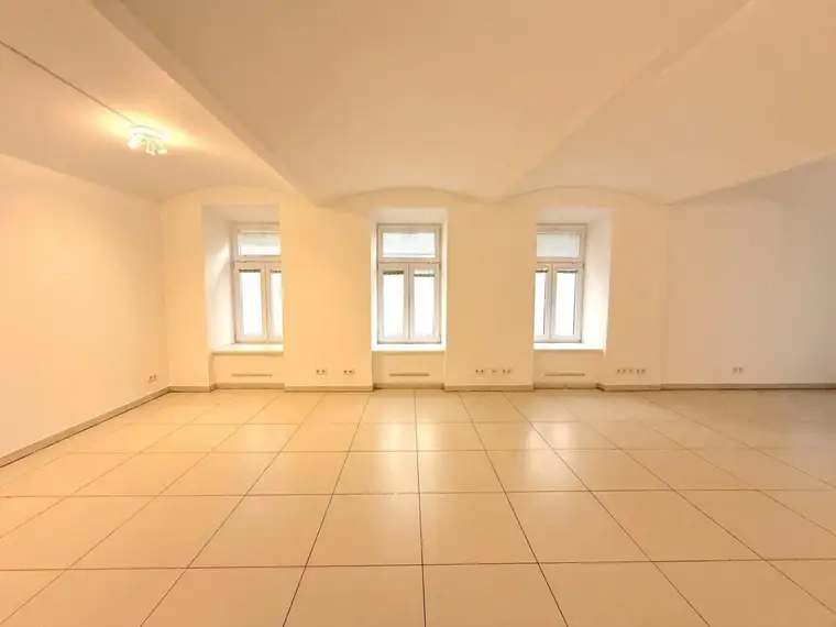 Ebenerdiges Büro mit straßenseitigem Zugang zu vermieten