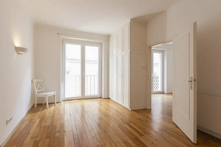Charmante Drei-Zimmer-Wohnung mit Balkon nächst Albertina