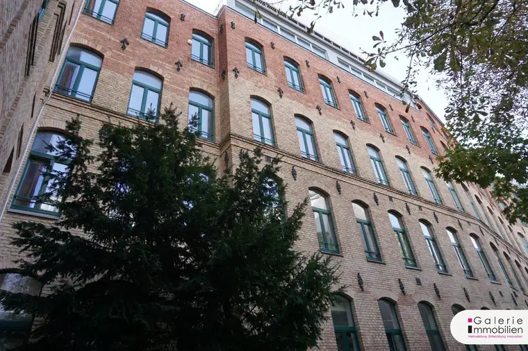 Geräumiges Büro mit Tiefgaragenplätzen im historischen Palais