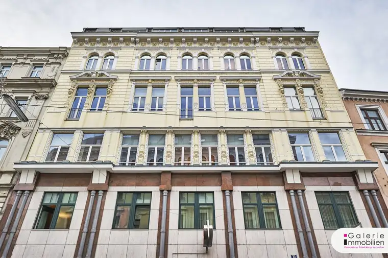 Originalgusseisensäulen und Tiefgaragenplätze im historischen Palais - großzügige Mietflächen