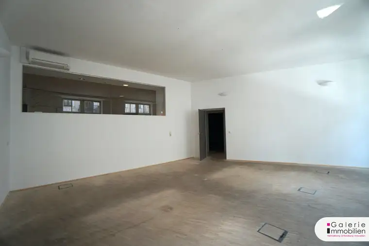 Geräumiges Büro mit Tiefgaragenplätzen im historischen Palais