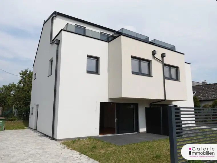 Erstbezug: Sehr schöne, helle und ruhige Doppelhaushälfte (links) mit 4 Zimmern, Eigengarten und Panoramablick-Dachterrasse!